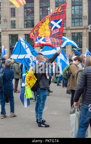 Glasgow, Schottland, Großbritannien. 15. September 2018. Kampagne zur Unterstützung der schottischen Unabhängigkeit Marsch durch die Straßen von Glasgow. Die Kundgebung wurde von der Gruppe Hoffnung über Furcht organisiert und mit dem Namen dieses Mal ist es ja. Der März war von der Gruppe Saor Alba organisiert und reiste von Clyde Ort durch die Stadt die Rallye auf dem George Square zu verbinden. Credit: Skully/Alamy leben Nachrichten Stockfoto