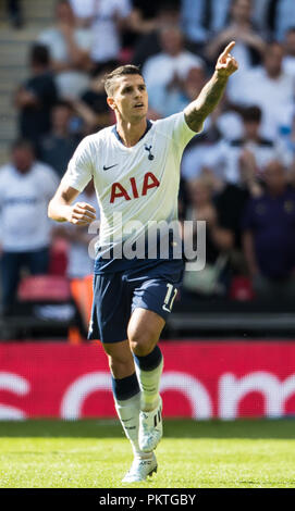 London, Großbritannien. 15. Sep 2018. Erik Lamela von Tottenham Hotspur feiert zählenden gegen Liverpool in der Premier League Match zwischen den Tottenham Hotspur und Liverpool im Wembley Stadium am 23. September 2001 in London, England 15 2018. (Foto von John rainford/phcimages.com) EDITORIAL NUR Guthaben verwenden: PHC Images/Alamy leben Nachrichten Stockfoto