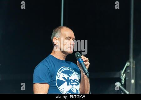 Glasgow, Schottland, Großbritannien. 15. September 2018. Ehemalige MSP Tommy Sheridan gibt eine Rede zur Unterstützung der schottischen Unabhängigkeit nach Aktivisten durch die Straßen von Glasgow marschierten. Die Kundgebung wurde von der Gruppe Hoffnung über Furcht organisiert und mit dem Namen dieses Mal ist es ja. Der März war von der Gruppe Saor Alba organisiert und reiste von Clyde Ort durch die Stadt die Rallye auf dem George Square zu verbinden. Credit: Skully/Alamy leben Nachrichten Stockfoto