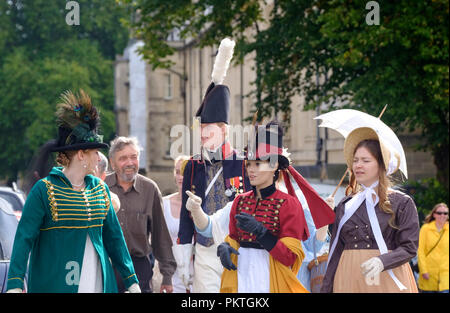 Badewanne, Großbritannien. 15. September 2018. Fans der Jane Austen versammeln sich in Regency Kleid durch die historische Stadt Bath zu Promenade. Die jährlichen Jane Austen Festival zieht Menschen aus aller Welt die berühmten romanciers Arbeit zu feiern. © JMF-News/alamy Leben Nachrichten Stockfoto