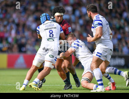 London, Großbritannien. 15. Sep 2018. Elia Elia der Harlekine wird durch Zach Mercer von Badewanne während Gallagher Premiership Übereinstimmung zwischen Harlekine und Badewanne in Twickenham Stoop am Samstag, 15. September 2018. LONDON ENGLAND. (Nur redaktionelle Nutzung, eine Lizenz für die gewerbliche Nutzung erforderlich. Keine Verwendung in Wetten, Spiele oder einer einzelnen Verein/Liga/player Publikationen.) Credit: Taka Wu/Alamy leben Nachrichten Stockfoto