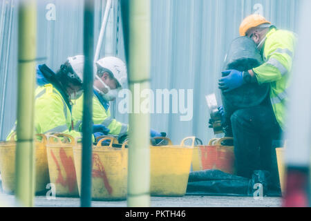 Aberystwyth Wales UK, am Samstag, den 15. September 2018 Polizei CSI (Crime Scene Investigation) Offiziere sieben durch Eimer von verkohlten Trümmern suchen forensische Beweise nach der Entdeckung der menschlichen Überreste in den Ruinen von Ty Belgrave House Hotel, das ganz in einem verheerenden Brand am 25. Juli 2018, 30-Jahre zerstört wurde - alte Damion Harris in Haft an der Swansea Crown Court Untersuchungshaft wurde mit Brandstiftung mit Absicht, das Leben zu gefährden. Foto © Keith Morris/Alamy leben Nachrichten Stockfoto