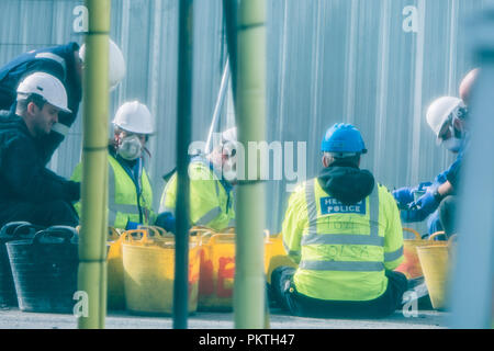 Aberystwyth Wales UK, am Samstag, den 15. September 2018 Polizei CSI (Crime Scene Investigation) Offiziere sieben durch Eimer von verkohlten Trümmern suchen forensische Beweise nach der Entdeckung der menschlichen Überreste in den Ruinen von Ty Belgrave House Hotel, das ganz in einem verheerenden Brand am 25. Juli 2018, 30-Jahre zerstört wurde - alte Damion Harris in Haft an der Swansea Crown Court Untersuchungshaft wurde mit Brandstiftung mit Absicht, das Leben zu gefährden. Foto © Keith Morris/Alamy leben Nachrichten Stockfoto