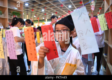 Hefei, Anhui Provinz Chinas. 15 Sep, 2018. Ein Kind nimmt teil an einer Laterne - Rätsel Aktivität der kommenden Mid-Autumn Festival in einer Gemeinschaft in Hefei, Hauptstadt der ostchinesischen Provinz Anhui, Sept. 15, 2018 zu begrüßen. Credit: Liu Junxi/Xinhua/Alamy leben Nachrichten Stockfoto