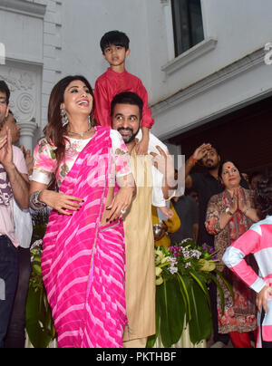 September 14, 2018 - Mumbai, Indien - Indische Schauspielerin Shilpa Shetty gesehen Freude während einer Prozession an ihrem Haus.. eine Prozession für das Eintauchen der ein Idol der elefantenköpfige Hindu Gott Lord Ganesh, hinduistischen Gläubigen mit nach Hause nehmen, idole von Lord Ganesha, um seinen Segen für Weisheit und Wohlstand zu berufen. (Bild: © Azhar Khan/SOPA Bilder über ZUMA Draht) Stockfoto