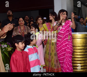 September 14, 2018 - Mumbai, Indien - Indische Schauspielerin Shilpa Shetty gesehen Freude während einer Prozession an ihrem Haus.. eine Prozession für das Eintauchen der ein Idol der elefantenköpfige Hindu Gott Lord Ganesh, hinduistischen Gläubigen mit nach Hause nehmen, idole von Lord Ganesha, um seinen Segen für Weisheit und Wohlstand zu berufen. (Bild: © Azhar Khan/SOPA Bilder über ZUMA Draht) Stockfoto