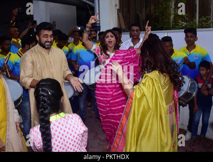 September 14, 2018 - Mumbai, Indien - Indische Schauspielerin Shilpa Shetty, zusammen mit ihrem Ehemann Raj Kundra gesehen Freude tanzen während einer Prozession an ihrem Haus.. eine Prozession für das Eintauchen der ein Idol der elefantenköpfige Hindu Gott Lord Ganesh, hinduistischen Gläubigen mit nach Hause nehmen, idole von Lord Ganesha, um seinen Segen für Weisheit und Wohlstand zu berufen. (Bild: © Azhar Khan/SOPA Bilder über ZUMA Draht) Stockfoto