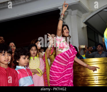 September 14, 2018 - Mumbai, Indien - Indische Schauspielerin Shilpa Shetty gesehen Freude während einer Prozession an ihrem Haus.. eine Prozession für das Eintauchen der ein Idol der elefantenköpfige Hindu Gott Lord Ganesh, hinduistischen Gläubigen mit nach Hause nehmen, idole von Lord Ganesha, um seinen Segen für Weisheit und Wohlstand zu berufen. (Bild: © Azhar Khan/SOPA Bilder über ZUMA Draht) Stockfoto