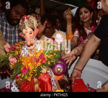 September 14, 2018 - Mumbai, Indien - Indische Schauspielerin Shilpa Shetty gesehen Teilnahme an das Eintauchen eines Idols während einer Prozession an ihrem Haus.. eine Prozession für das Eintauchen der ein Idol der elefantenköpfige Hindu Gott Lord Ganesh, hinduistischen Gläubigen mit nach Hause nehmen, idole von Lord Ganesha, um seinen Segen für Weisheit und Wohlstand zu berufen. (Bild: © Azhar Khan/SOPA Bilder über ZUMA Draht) Stockfoto