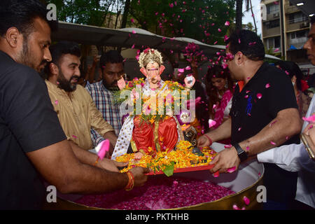 September 14, 2018 - Mumbai, Indien - Raj Kundra Teilnahme an das Eintauchen eines Idols während einer Prozession an Ihrem Haus gesehen.. eine Prozession für das Eintauchen der ein Idol der elefantenköpfige Hindu Gott Lord Ganesh, hinduistischen Gläubigen mit nach Hause nehmen, idole von Lord Ganesha, um seinen Segen für Weisheit und Wohlstand zu berufen. (Bild: © Azhar Khan/SOPA Bilder über ZUMA Draht) Stockfoto