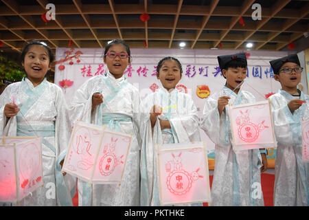 Hefei, Anhui Provinz Chinas. 15 Sep, 2018. Kinder zeigen Laternen machten sie die kommenden Mid-Autumn Festival in einer Gemeinschaft in Hefei, Hauptstadt der ostchinesischen Provinz Anhui, Sept. 15, 2018 zu begrüßen. Credit: Liu Junxi/Xinhua/Alamy leben Nachrichten Stockfoto