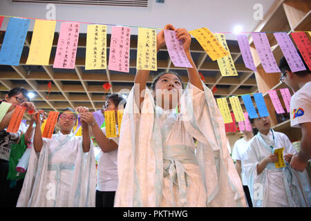 Hefei, Anhui Provinz Chinas. 15 Sep, 2018. Kinder nehmen an einer Laterne - Rätsel Aktivität der kommenden Mid-Autumn Festival in einer Gemeinschaft in Hefei, Hauptstadt der ostchinesischen Provinz Anhui, Sept. 15, 2018 zu begrüßen. Credit: Liu Junxi/Xinhua/Alamy leben Nachrichten Stockfoto