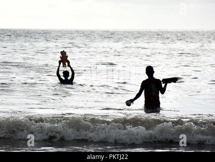 September 14, 2018 - Mumbai, Indien - Indisch-hinduistischen Gläubigen gesehen eintauchen Götzen während des zehntägigen Festival.. Immersion der elefantenköpfige Ganesha Hindu Gott im Arabischen Meer am Juhu Beach auf der einen und einen halben Tag der 10-tägige Festival Ganesh Chaturthi in Mumbai. . Hinduistischen Gläubigen bringen home Idole von Lord Ganesha, um seinen Segen für Weisheit und Wohlstand zu berufen. (Bild: © Azhar Khan/SOPA Bilder über ZUMA Draht) Stockfoto