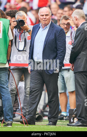 München, Deutschland. 15. Sep 2018. FC Bayern München, München, 15. September 2018 Uli Hoeneß (FCB-Präsident), FCB-Präsident und Vorstandsvorsitzender der FC BAYERN MÜNCHEN - Bayer 04 Leverkusen - DFL-Bestimmungen verbieten die Verwendung von Fotografien als BILDSEQUENZEN und/oder quasi-VIDEO - 1. Deutsche Fussball Liga, München, 15. September 2018, Saison 2018/2019, Spieltag 1 © Peter Schatz/Alamy leben Nachrichten Stockfoto