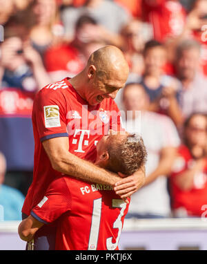 München, Deutschland. 15. Sep 2018. FC Bayern München, München, 15. September 2018 Arjen ROBBEN, FCB 10 Seine 2-1 Ziel feiert mit RAFINHA (FCB 13) FC BAYERN MÜNCHEN - Bayer 04 Leverkusen - DFL-Bestimmungen verbieten die Verwendung von Fotografien als BILDSEQUENZEN und/oder quasi-VIDEO - 1. Deutsche Fussball Liga, München, 15. September 2018, Saison 2018/2019, Spieltag 1 © Peter Schatz/Alamy leben Nachrichten Stockfoto