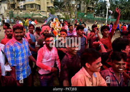 Mumbai, Indien. 14 Sep, 2018. Hindu devotee alle farbigen mit einem Idol für Immersion während des zehntägigen Festival gesehen. Immersion der elefantenköpfige Ganesha Hindu Gott im Arabischen Meer am Juhu Beach auf der einen und einen halben Tag der 10-tägige Festival Ganesh Chaturthi in Mumbai. Hindu devotees zu Hause Idole von Lord Ganesha, um seinen Segen für Weisheit und Wohlstand zu berufen. Credit: Azhar Khan/SOPA Images/ZUMA Draht/Alamy leben Nachrichten Stockfoto