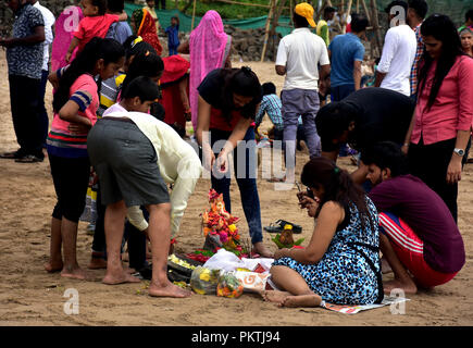 Mumbai, Indien. 14 Sep, 2018. Indisch-hinduistischen Gläubigen gesehen Dekorieren ein Idol für Immersion während des zehntägigen Festival. Immersion der elefantenköpfige Ganesha Hindu Gott im Arabischen Meer am Juhu Beach auf der einen und einen halben Tag der 10-tägige Festival Ganesh Chaturthi in Mumbai. Hindu devotees zu Hause Idole von Lord Ganesha, um seinen Segen für Weisheit und Wohlstand zu berufen. Credit: Azhar Khan/SOPA Images/ZUMA Draht/Alamy leben Nachrichten Stockfoto