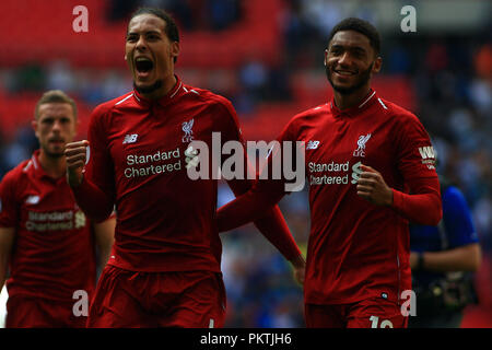 London, Großbritannien. 15. Sep 2018. Virgil Van Dijk (L) und Joe Gomez von Liverpool (R) feiern den Sieg von Liverpool. EPL Premier League match, Tottenham Hotspur gegen Liverpool im Wembley Stadion in London am Samstag, den 15. September 2018. Dieses Bild dürfen nur für redaktionelle Zwecke verwendet werden. Nur die redaktionelle Nutzung, eine Lizenz für die gewerbliche Nutzung erforderlich. Keine Verwendung in Wetten, Spiele oder einer einzelnen Verein/Liga/player Publikationen. pic von Steffan Bowen/Andrew Orchard sport Fotografie/Alamy leben Nachrichten Stockfoto