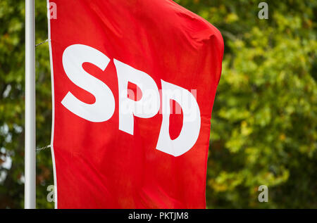 Offenbach, Hessen. 15 Sep, 2018. 15. September 2018, Deutschland, Offenbach: Eine Fahne mit dem SPD-Logo ist Fliegen in den Wind vor dem Offenbach Lounge während der offizielle Start der SPD Hessen Wahlkampf. Die Wahlen in Hessen wird am 28. Oktober stattfinden. Credit: Silas Stein/dpa/Alamy leben Nachrichten Stockfoto