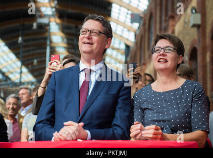 Offenbach, Hessen. 15 Sep, 2018. 15. September 2018, Deutschland, Offenbach: Thorsten Schaefer-Guembel, Chef der hessischen SPD und seine Frau Annette Beim offiziellen Start der hessischen SPD-Wahlkampf im Landkreis Offenbach Lounge. Die Wahlen in Hessen wird am 28. Oktober stattfinden. Credit: Silas Stein/dpa/Alamy leben Nachrichten Stockfoto