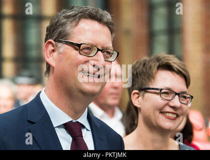 Offenbach, Hessen. 15 Sep, 2018. 15. September 2018, Deutschland, Offenbach: Thorsten Schaefer-Guembel, Chef der hessischen SPD und seine Frau Annette Beim offiziellen Start der hessischen SPD-Wahlkampf im Landkreis Offenbach Lounge. Die Wahlen in Hessen wird am 28. Oktober stattfinden. Credit: Silas Stein/dpa/Alamy leben Nachrichten Stockfoto