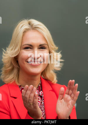 Offenbach, Hessen. 15 Sep, 2018. 15. September 2018, Deutschland, Offenbach: Manuela Schwesig (SPD), Ministerpräsident von Mecklenburg-Vorpommern, applaudiert zum offiziellen Start der SPD Hessen Wahlkampf im Landkreis Offenbach Lounge. Die Wahlen in Hessen wird am 28. Oktober stattfinden. Credit: Silas Stein/dpa/Alamy leben Nachrichten Stockfoto