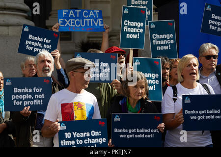 London, Großbritannien. - 15.September 2018: Demonstranten halten Plakate an der Finanzierung Rallye außerhalb der Königlichen Excahnge. Credit: Kevin Frost-/Alamy leben Nachrichten Stockfoto