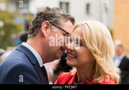 15. September 2018, Hessen, Offenbach: 15. September 2018, Deutschland, Offenbach: Thorsten Schaefer-Guembel, Chef der hessischen SPD, im Gespräch mit Manuela Schwesig (SPD), Ministerpräsident von Mecklenburg-Vorpommern, beim offiziellen Start der SPD Hessen Wahlkampf. Die Wahlen in Hessen wird am 28. Oktober stattfinden. Foto: Silas Stein/dpa Stockfoto