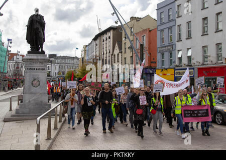 Cork, Irland. 15. September, 2018. Cork, Irland. 15. September, 2018. Rallye für Gehäuse und gegen Gardasee Brutaility, Cork City. Heute um 2 Uhr eine Kundgebung auf der Grand Parade, Cork City gehalten wurde. Die Rallye war gegen die jüngsten Ereignisse auf Dublins Norden Frederick Street, sah mehrere Personen während einer zwangsräumung Verletzte durch Gardaí in Balaclavas zu protestieren. Credit: Damian Coleman/Alamy Leben Nachrichten. Stockfoto