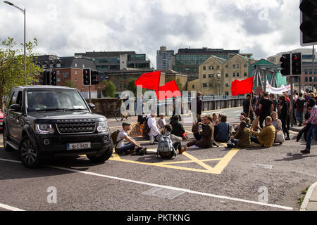 Cork, Irland. 15. September, 2018. Sit-In von Connelly Jugendbewegung, die Stadt Cork. Heute um 2:30 Der Connonelly Jugendbewegung einen Protest auf dem Brian Bru Brücke, die den Verkehr zum Stillstand gebracht. Diese sitzen in inszeniert wurde die Vertreibung der Menschen von "Tentsville' auf Patricks Quay zu protestieren. Credit: Damian Coleman/Alamy Leben Nachrichten. Stockfoto