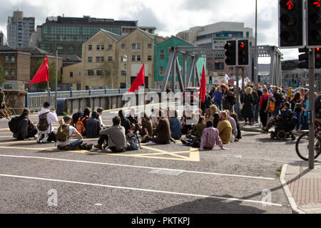 Cork, Irland. 15. September, 2018. Sit-In von Connelly Jugendbewegung, die Stadt Cork. Heute um 2:30 Der Connonelly Jugendbewegung einen Protest auf dem Brian Bru Brücke, die den Verkehr zum Stillstand gebracht. Diese sitzen in inszeniert wurde die Vertreibung der Menschen von "Tentsville' auf Patricks Quay zu protestieren. Credit: Damian Coleman/Alamy Leben Nachrichten. Stockfoto