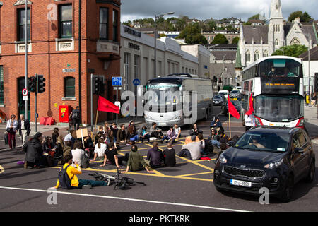 Cork, Irland. 15. September, 2018. Sit-In von Connelly Jugendbewegung, die Stadt Cork. Heute um 2:30 Der Connonelly Jugendbewegung einen Protest auf dem Brian Bru Brücke, die den Verkehr zum Stillstand gebracht. Diese sitzen in inszeniert wurde die Vertreibung der Menschen von "Tentsville' auf Patricks Quay zu protestieren. Credit: Damian Coleman/Alamy Leben Nachrichten. Stockfoto