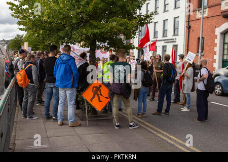 Cork, Irland. 15. September, 2018. Cork, Irland. 15. September, 2018. Rallye für Gehäuse und gegen Gardasee Brutaility, Cork City. Heute um 2 Uhr eine Kundgebung auf der Grand Parade, Cork City gehalten wurde. Die Rallye war gegen die jüngsten Ereignisse auf Dublins Norden Frederick Street, sah mehrere Personen während einer zwangsräumung Verletzte durch Gardaí in Balaclavas zu protestieren. Credit: Damian Coleman/Alamy Leben Nachrichten. Stockfoto