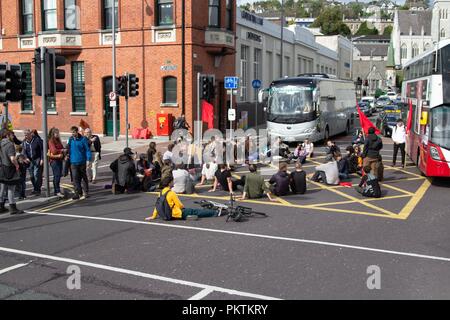 Cork, Irland. 15. September, 2018. Sit-In von Connelly Jugendbewegung, die Stadt Cork. Heute um 2:30 Der Connonelly Jugendbewegung einen Protest auf dem Brian Bru Brücke, die den Verkehr zum Stillstand gebracht. Diese sitzen in inszeniert wurde die Vertreibung der Menschen von "Tentsville' auf Patricks Quay zu protestieren. Credit: Damian Coleman/Alamy Leben Nachrichten. Stockfoto