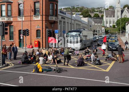 Cork, Irland. 15. September, 2018. Sit-In von Connelly Jugendbewegung, die Stadt Cork. Heute um 2:30 Der Connonelly Jugendbewegung einen Protest auf dem Brian Bru Brücke, die den Verkehr zum Stillstand gebracht. Diese sitzen in inszeniert wurde die Vertreibung der Menschen von "Tentsville' auf Patricks Quay zu protestieren. Credit: Damian Coleman/Alamy Leben Nachrichten. Stockfoto