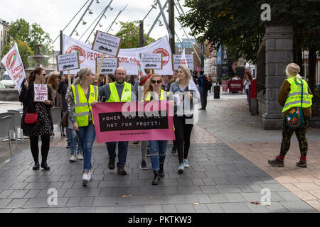 Cork, Irland. 15. September, 2018. Cork, Irland. 15. September, 2018. Rallye für Gehäuse und gegen Gardasee Brutaility, Cork City. Heute um 2 Uhr eine Kundgebung auf der Grand Parade, Cork City gehalten wurde. Die Rallye war gegen die jüngsten Ereignisse auf Dublins Norden Frederick Street, sah mehrere Personen während einer zwangsräumung Verletzte durch Gardaí in Balaclavas zu protestieren. Credit: Damian Coleman/Alamy Leben Nachrichten. Stockfoto