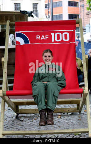 Manchester, Großbritannien. 15. Sep 2018. Ein RAF Cadet feiert die Royal Air Force mit 100 Flugzeugen tour. Auf dem Display auf dem Platz der Stadt sind die schnepfe Doppeldecker, Spitfire, Harrier, Typhoon Replik und ein Lancaster vorderen Rumpf. Albert Square, Manchester, 15. September 2018 (C) Barbara Cook/Alamy leben Nachrichten Stockfoto