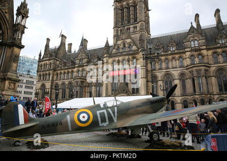 Manchester, Großbritannien. 15. Sep 2018. Hunderte Menschen besuchen Sie die Royal Air Force mit 100 Flugzeugen tour. Auf dem Display auf dem Platz der Stadt sind die schnepfe Doppeldecker, Spitfire, Harrier, Typhoon Replik und ein Lancaster vorderen Rumpf. Albert Square, Manchester, 15. September 2018 (C) Barbara Cook/Alamy leben Nachrichten Stockfoto