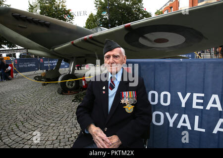 Manchester, Großbritannien. 15. Sep 2018. Der Kriegsveteranen und code breaker, Bernard Morgan, die zu direkten Kämpfern während des D-Day Landungen verwendet verbindet Besucher an der Royal Air Force mit 100 Flugzeugen tour. Auf dem Display auf dem Platz der Stadt sind die schnepfe Doppeldecker, Spitfire, Harrier, Typhoon Replik und ein Lancaster vorderen Rumpf. Albert Square, Manchester, 15. September 2018 (C) Barbara Cook/Alamy leben Nachrichten Stockfoto