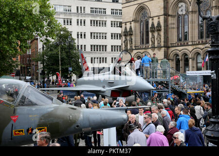 Manchester, Großbritannien. 15. Sep 2018. Hunderte Menschen besuchen Sie die Royal Air Force mit 100 Flugzeugen tour. Auf dem Display auf dem Platz der Stadt sind die schnepfe Doppeldecker, Spitfire, Harrier, Typhoon Replik und ein Lancaster vorderen Rumpf. Albert Square, Manchester, 15. September 2018 (C) Barbara Cook/Alamy leben Nachrichten Stockfoto