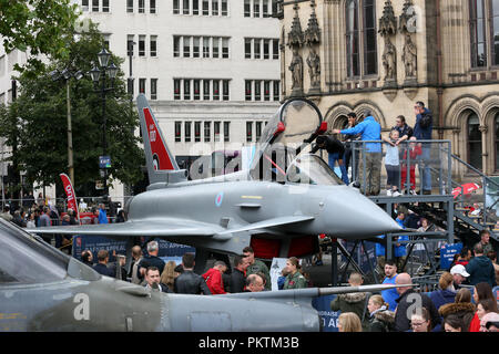 Manchester, Großbritannien. 15. Sep 2018. Hunderte Menschen besuchen Sie die Royal Air Force mit 100 Flugzeugen tour. Auf dem Display auf dem Platz der Stadt sind die schnepfe Doppeldecker, Spitfire, Harrier, Typhoon Replik und ein Lancaster vorderen Rumpf. Albert Square, Manchester, 15. September 2018 (C) Barbara Cook/Alamy leben Nachrichten Stockfoto