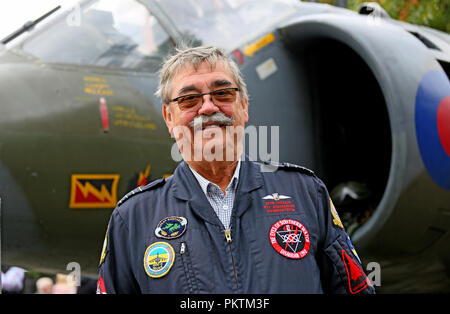 Manchester, Großbritannien. 15. Sep 2018. Stand mit einem Harrier ist Pilot und Squadron Leader Bob Iveson wer hatte aus seinem Flugzeug auszuwerfen, und landete hinter den feindlichen Linien in den Falkland Inseln. Er verbindet die Royal Air Force mit 100 Flugzeugen tour. Auch auf Anzeige auf dem Platz der Stadt sind die schnepfe Doppeldecker, Spitfire, Typhoon Replik und ein Lancaster vorderen Rumpf. Albert Square, Manchester, 15. September 2018 (C) Barbara Cook/Alamy leben Nachrichten Stockfoto