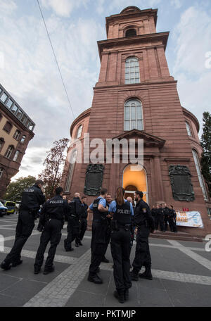 15. September 2018, Hessen, Frankfurt/Main: 15. September 2018, Deutschland, Frankfurt am Main: Polizei Einheiten sind außerhalb von St. Paul's Kirche. Früher, Attac-Aktivisten hatten die Gedenkstätte als symbolischer Protest besetzt und wollen dort über Nacht zu bleiben. Zehn Jahre nach Beginn der schwersten Finanzkrise der Nachkriegszeit, die globalisierungskritiker besetzten die St. Paul's Kirche in Frankfurt und forderte mehr Demokratie. Foto: Boris Roessler/dpa Stockfoto