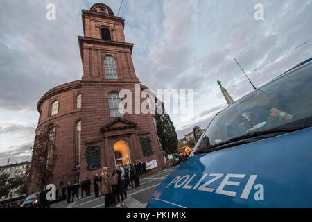 15. September 2018, Hessen, Frankfurt/Main: 15. September 2018, Deutschland, Frankfurt am Main: Polizei Einheiten sind außerhalb von St. Paul's. Früher, Attac-Aktivisten hatten die Gedenkstätte als symbolischer Protest besetzt und wollen dort über Nacht zu bleiben. Zehn Jahre nach Beginn der schwersten Finanzkrise der Nachkriegszeit, die globalisierungskritiker besetzten die St. Paul's Kirche in Frankfurt und forderte mehr Demokratie. Foto: Boris Roessler/dpa Stockfoto