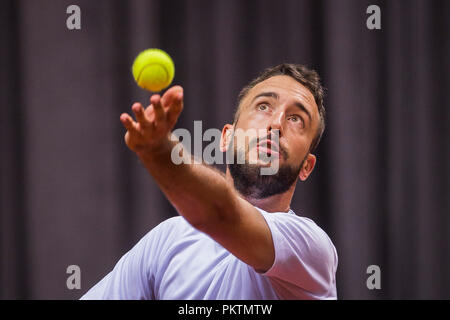 Kraljevo Sportstätte, Kraljevo, Serbien. 15 Sep, 2018. Tennis Davis Cup World Group, Play-off, Serbien gegenüber Indien; Nikola Milojevic (SRB) dient der Credit: Aktion plus Sport/Alamy leben Nachrichten Stockfoto