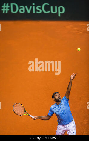 Kraljevo Sportstätte, Kraljevo, Serbien. 15 Sep, 2018. Tennis Davis Cup World Group, Play-off, Serbien gegenüber Indien; Rohan Bopanna (IND) dient der Credit: Aktion plus Sport/Alamy leben Nachrichten Stockfoto