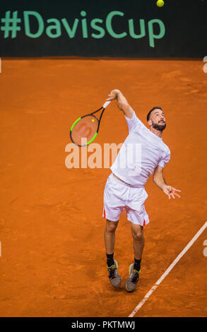 Kraljevo Sportstätte, Kraljevo, Serbien. 15 Sep, 2018. Tennis Davis Cup World Group, Play-off, Serbien gegenüber Indien; Nikola Milojevic (SRB) dient der Credit: Aktion plus Sport/Alamy leben Nachrichten Stockfoto