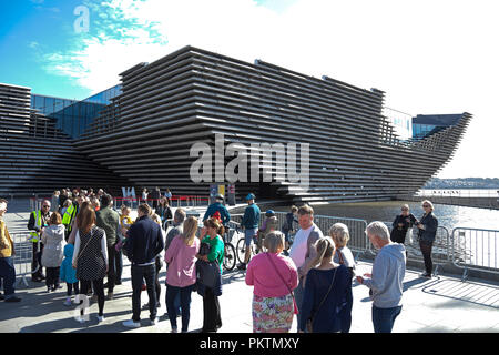 Dundee, Scotland, UK, 15. September 2018 öffnung Tag der V&A Design Museum, Mitglieder der öffentlichkeit Queuing für den Einstieg in die V&A Stockfoto