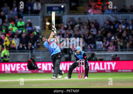 Edgbaston, Birmingham, Großbritannien. 15 Sep, 2018. Kricket Vitalität T20 Blast Finale Tag, Sussex Haie versus Worcestershire Rapids; Lukas Wright von Sussex Haie Hits über der Oberseite für zwei Durchläufe Credit: Aktion plus Sport/Alamy leben Nachrichten Stockfoto