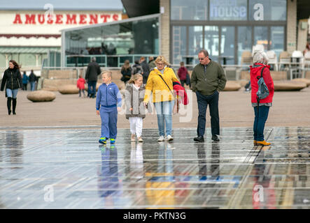 Reflexionen über die Comedy Teppich Pflaster nach schweren in Blackpool, Lancashire, Dusche. 15. Sep 2018. UK Wetter. Sonne & Duschen als Urlauber auch die Attraktionen des Seebades genießen. Credit: MedialWorldLmages/AlamyLiveNews Stockfoto